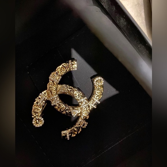 Gorgeous Chanel cruise 2019 gold textured CC brooch - Picture 3 of 4